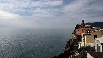 Une ville côtière avec des bâtiments construits sur une falaise surplombant la mer.