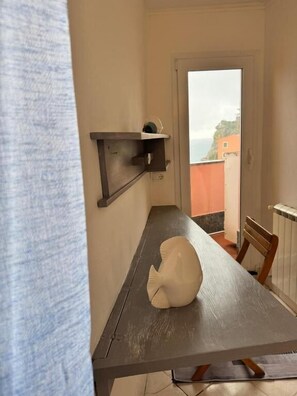 Deluxe Double Room, Sea View | Interior - Affittacamere Elisabetta  (Vernazza)