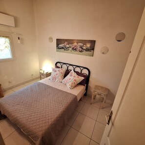 Tabla de planchar con plancha, internet y ropa de cama 