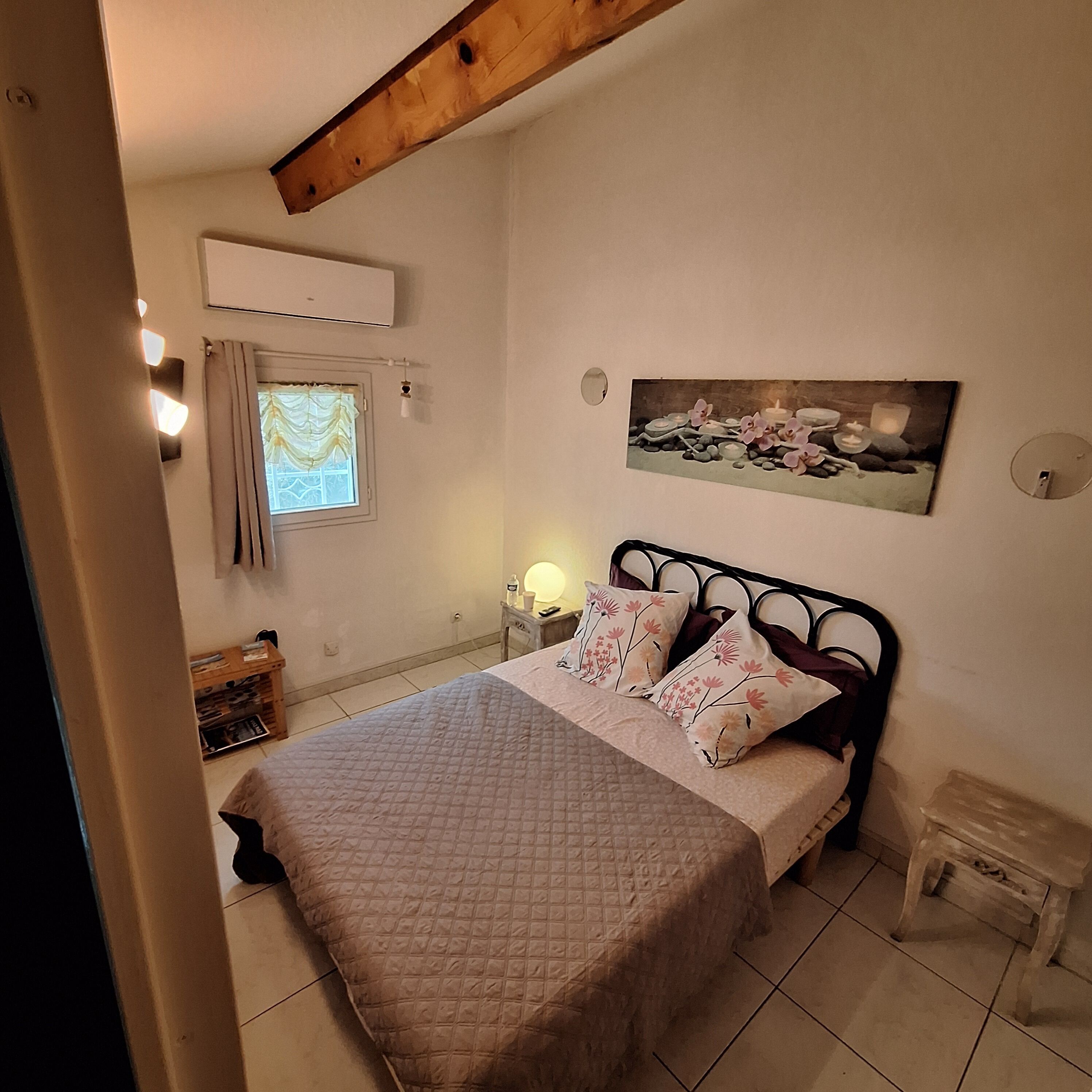 Tabla de planchar con plancha, internet y ropa de cama 