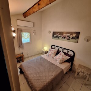 Tabla de planchar con plancha, internet y ropa de cama 