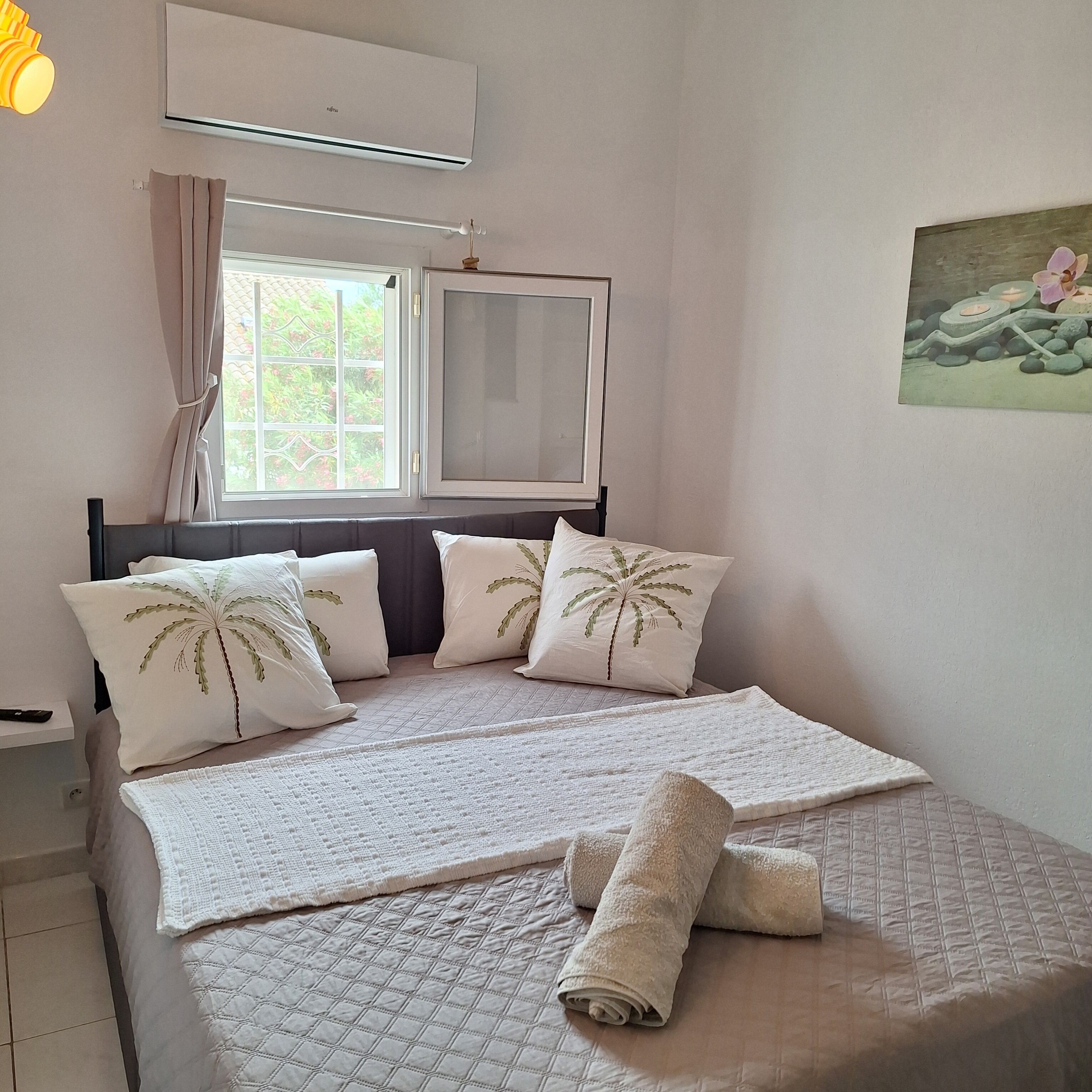 2 slaapkamers, een strijkplank/strijkijzer, gratis wifi, beddengoed