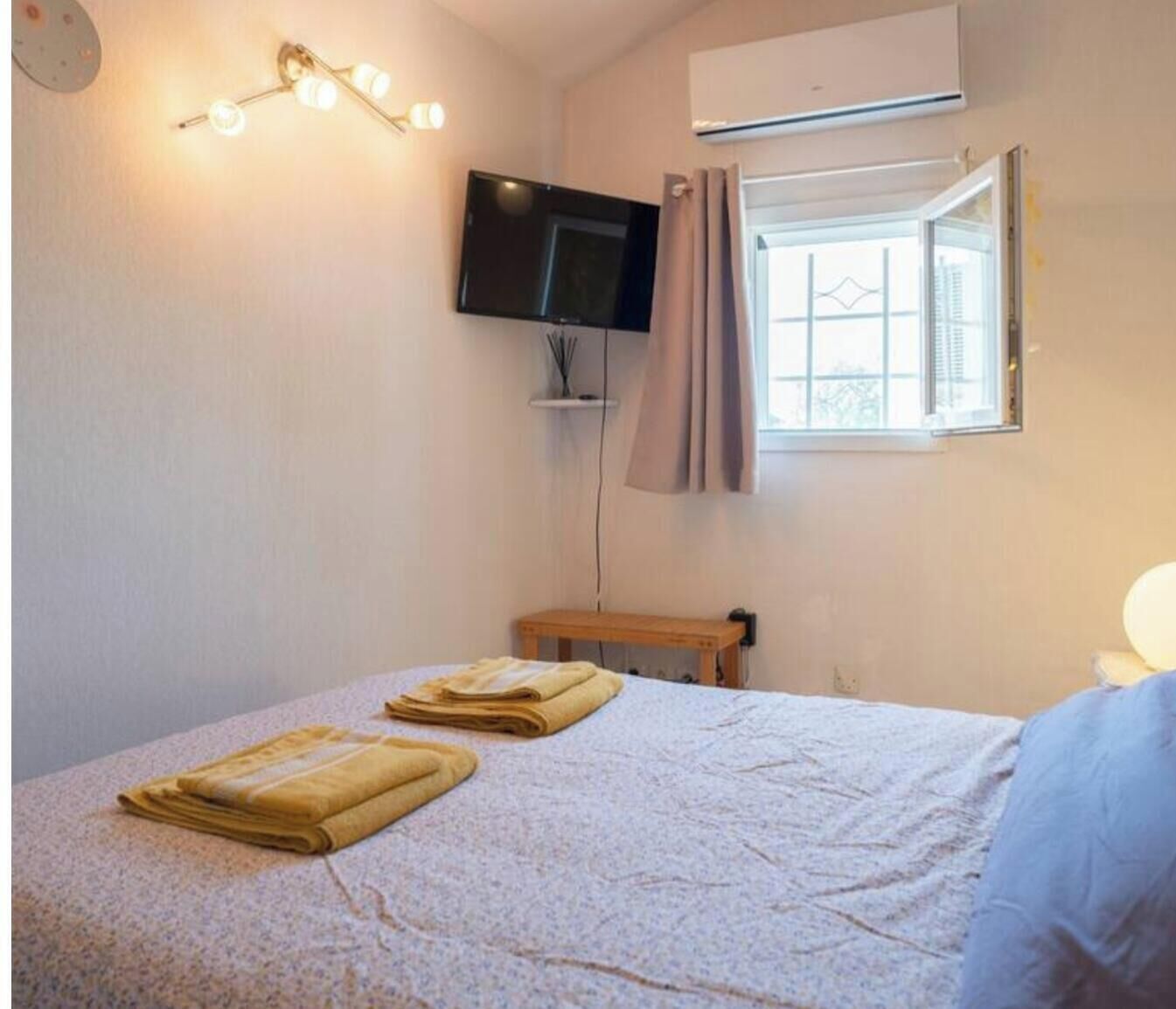 Tabla de planchar con plancha, internet y ropa de cama 