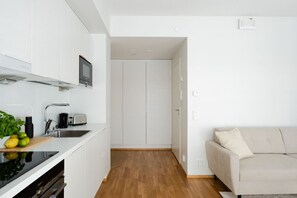 Frigorífico, microondas, horno y placa de cocina