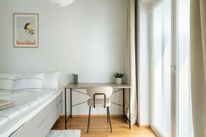 Escritorio, tabla de planchar con plancha, cuna de viaje y wifi