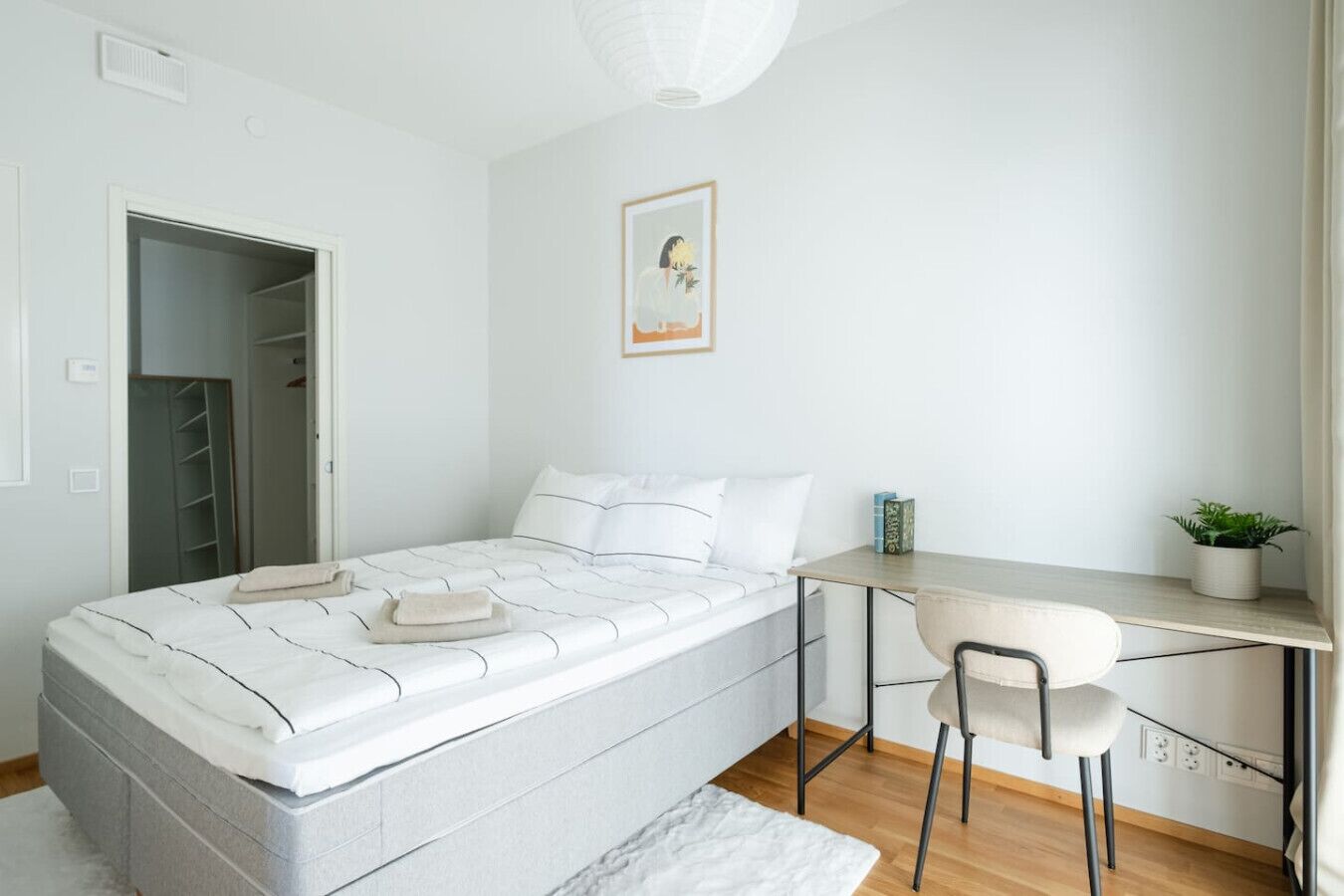 Työpöytä, silitysrauta/-lauta, vauvan matkasänky, Wi-Fi