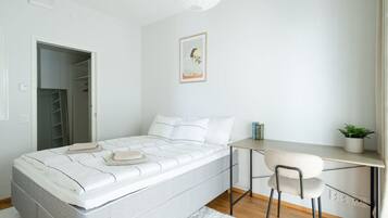 Työpöytä, silitysrauta/-lauta, vauvan matkasänky, Wi-Fi