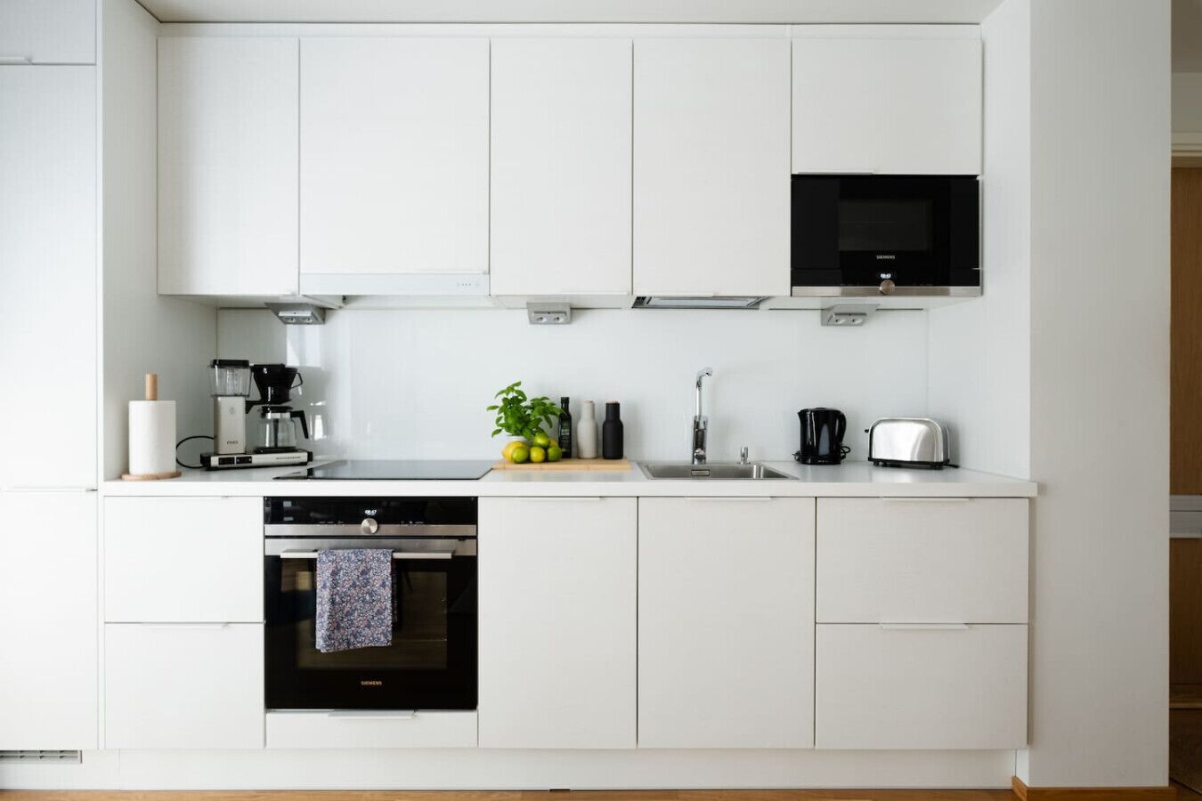 Jääkaappi, mikroaaltouuni, uuni, liesi