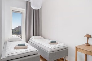 Työpöytä, silitysrauta/-lauta, vauvan matkasänky, Wi-Fi