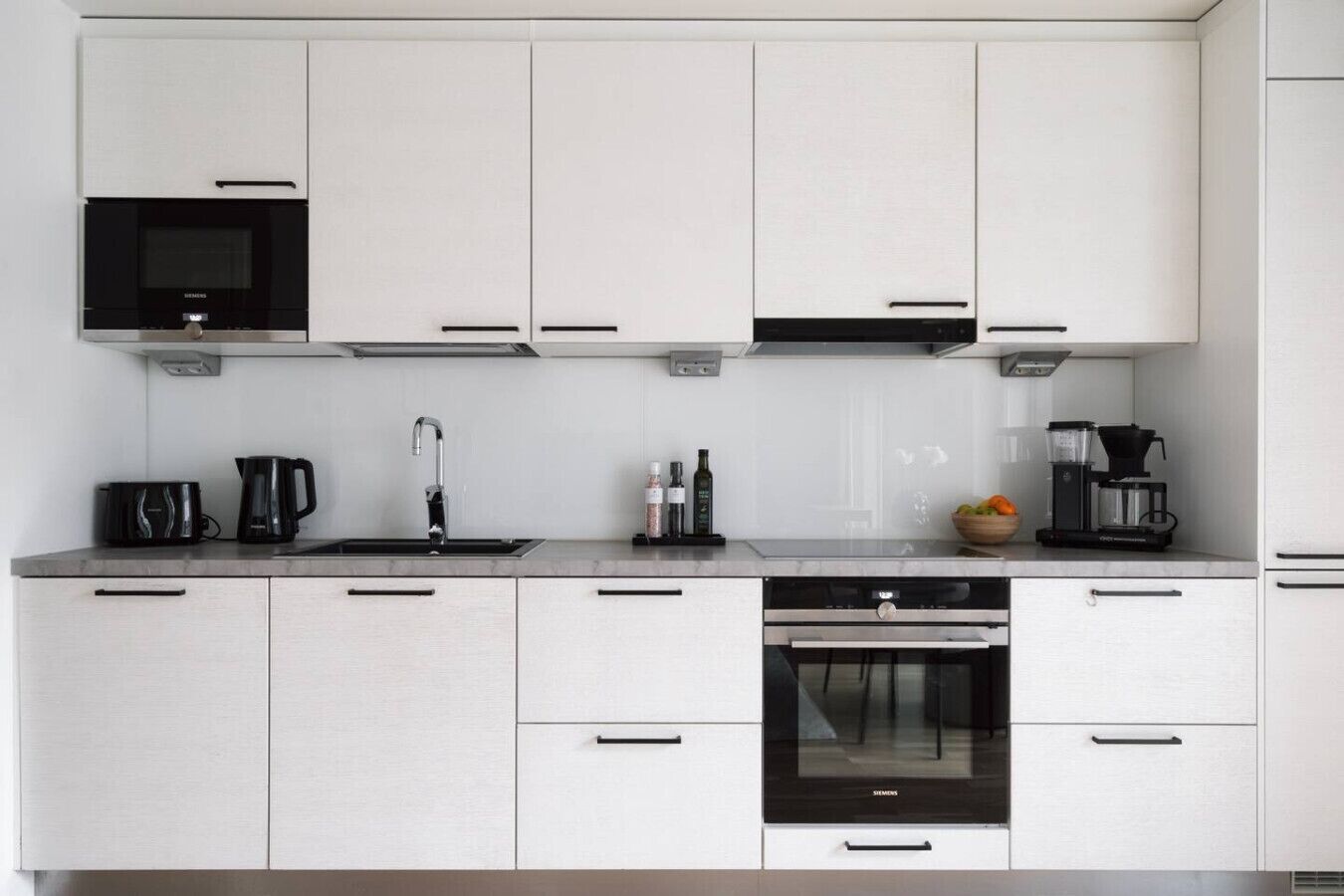 Een koelkast, een magnetron, een oven, een kookplaat