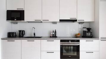 Een koelkast, een magnetron, een oven, een kookplaat