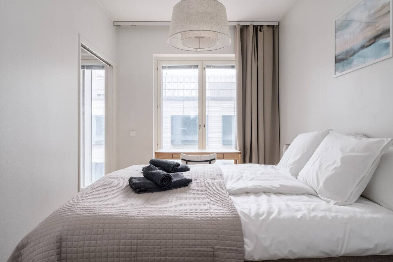 Een bureau, een strijkplank/strijkijzer, reisbedje, wifi