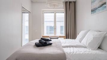 Een bureau, een strijkplank/strijkijzer, reisbedje, wifi