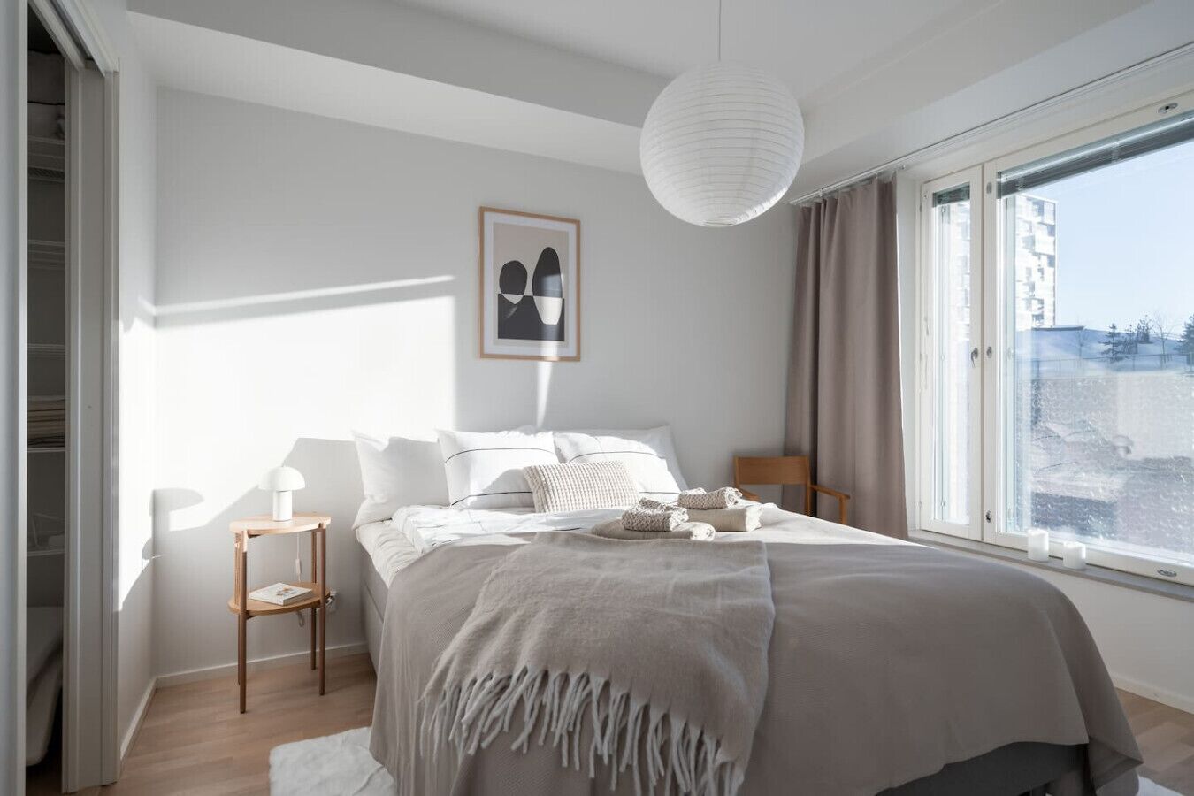 Skrivebord, strykejern/-brett, reiseseng for barn og wi-fi