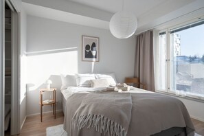 Een bureau, een strijkplank/strijkijzer, reisbedje, wifi