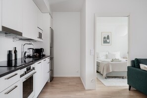 Jääkaappi, mikroaaltouuni, uuni, liesi