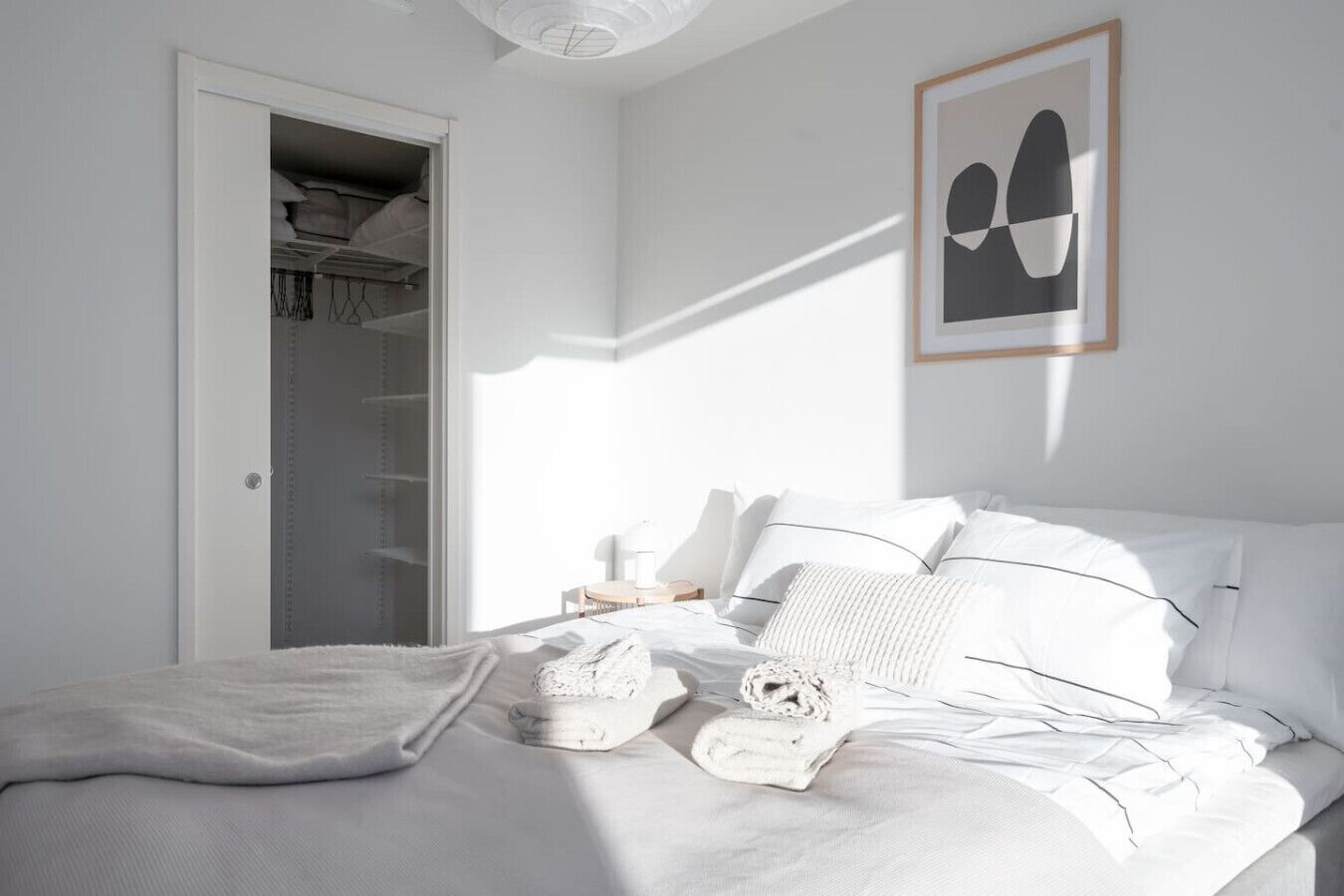 Työpöytä, silitysrauta/-lauta, vauvan matkasänky, Wi-Fi