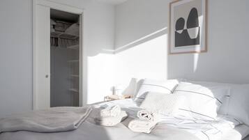 Skrivebord, strykejern/-brett, reiseseng for barn og wi-fi