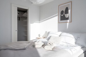 Työpöytä, silitysrauta/-lauta, vauvan matkasänky, Wi-Fi