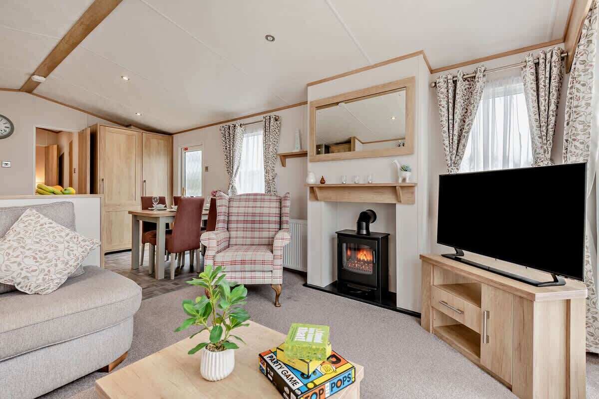 Smart TV, fireplace