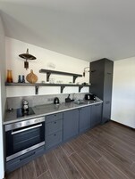 Frigobar, microondas, placa de cocina, utensilios de cocina