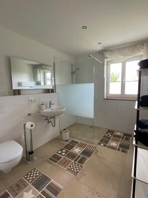 Shower, hair dryer, towels, toilet paper - Spacious vacation apartment on the edge of Saxon Switzerland (Stolpen)