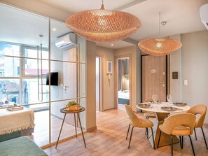 Leilighet – deluxe, 2 soverom, byutsikt | Spiseområde