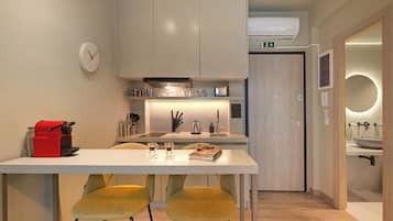 Deluxe Apartment, City View | Living area