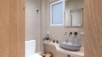 Deluxe Apartment, 1 Bedroom, City View | Bathroom | Shower, free toiletries, hair dryer, towels
