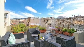 Apartamento Deluxe, 2 habitaciones, vistas a la ciudad | Terraza o patio