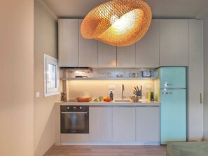 Leilighet – deluxe, 2 soverom, byutsikt | Eget kjøkken | Minikjøleskap, mikrobølgeovn og kjøkkenutstyr