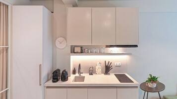 Deluxe Apartment, 1 Bedroom, City View | Private kitchen | Mini-fridge, microwave, cookware/dishes/utensils