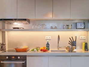 Deluxe apartman, 2 hálószobával, kilátással a városra | Privát konyha | Minihűtő, mikrohullámú sütő és főzőedények/tányérok/evőeszközök