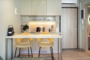 Deluxe Apartment, City View | Interior - Karitsi Suites (Athens)