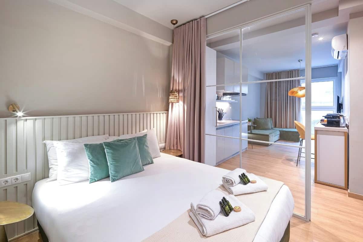 Leilighet – deluxe, 1 soverom, byutsikt | Skrivebord, skrivebord for bærbar PC og wi-fi (inkludert)