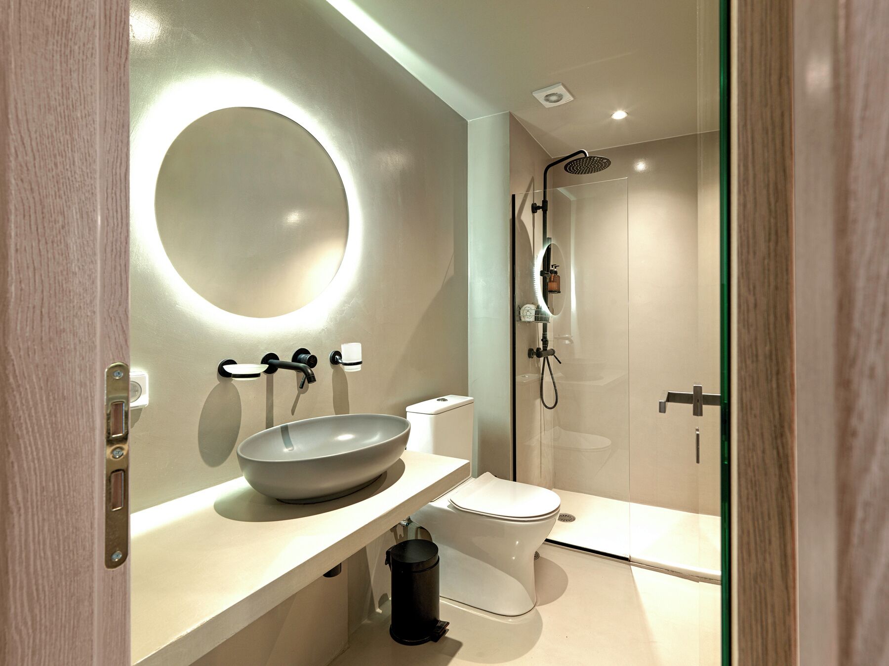 Apartamento Deluxe, vistas a la ciudad | Baño | Ducha, artículos de higiene personal gratuitos y secador de pelo