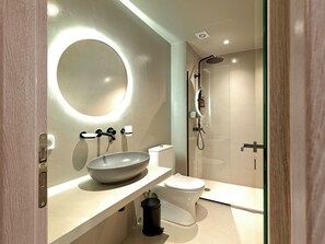 Deluxe Apartment, City View | Bathroom | Shower, free toiletries, hair dryer, towels - Karitsi Suites (Athens)