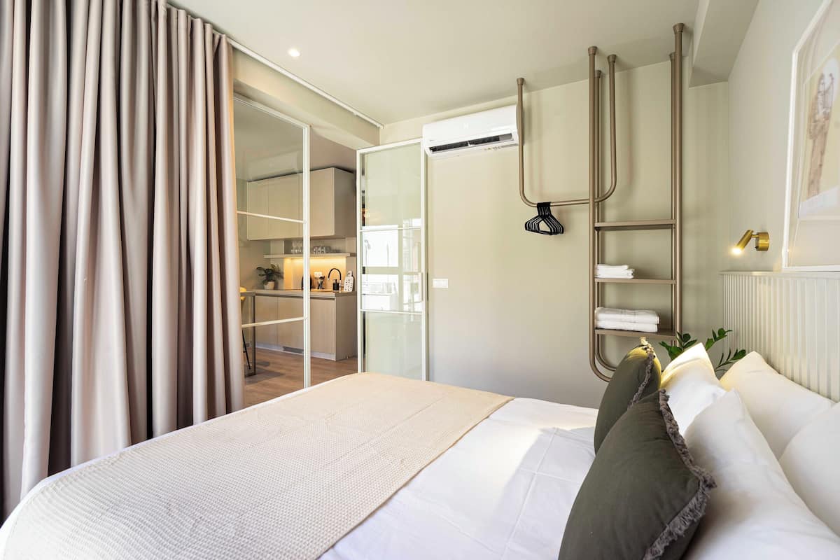 Leilighet – deluxe, byutsikt | Skrivebord, skrivebord for bærbar PC og wi-fi (inkludert)