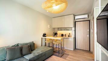 Deluxe Apartment, City View | Living area