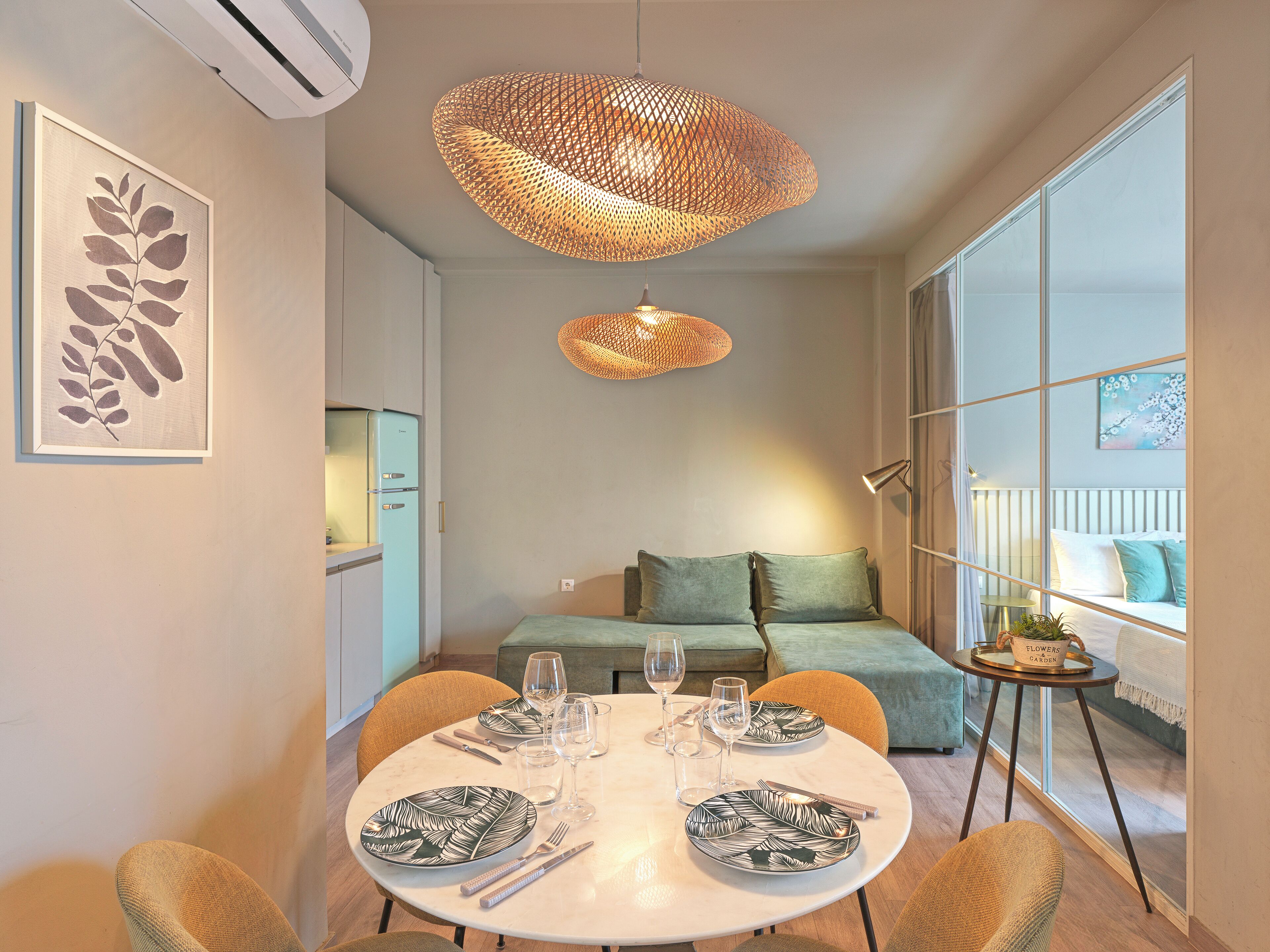 Deluxe-Apartment, 2 Schlafzimmer, Stadtblick | Wohnbereich | Flachbildfernseher