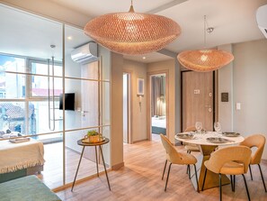 Apartamento Deluxe, 2 habitaciones, vistas a la ciudad | Zona de estar