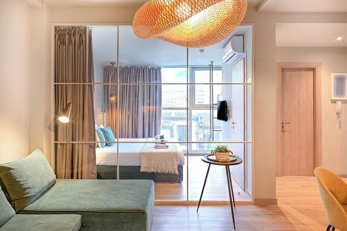 Leilighet – deluxe, 2 soverom, byutsikt | Skrivebord, skrivebord for bærbar PC og wi-fi (inkludert)