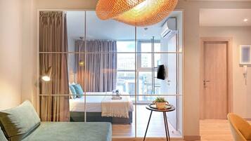 Appartamento Deluxe, 2 camere da letto, vista città | Una scrivania, postazione laptop, Wi-Fi gratuito