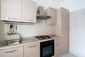 Kühlschrank, Ofen, Herdplatte, Kochgeschirr/Geschirr/Besteck