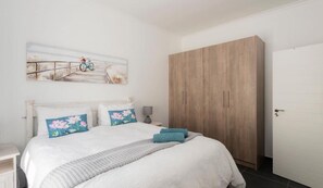 Een strijkplank/strijkijzer, wifi, beddengoed