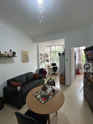 Interior - Apartment in Ipanema, close to Copacabana, the subway, the beach, markets, squares, and bars. (Rio de Janeiro)
