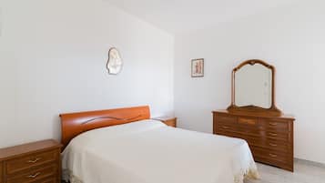 2 bedrooms, iron/ironing board, bed sheets