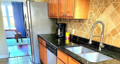 2-bed, 2 bath, 2 story townhome in the upscale area of Buckhead Atlanta