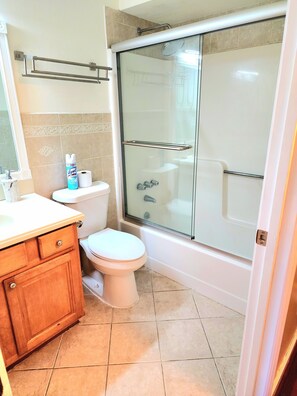 Asciugacapelli, asciugamani, sapone, carta igienica