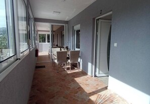 Outdoor dining - Villa Roki - Apartment 2 Gardenview (Bar)